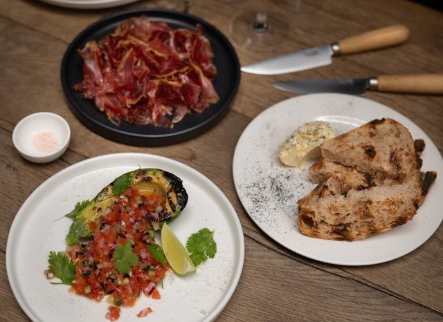 La Cecina de ternera Black Angus, y el Aguacate a la brasa con tartar de tomate.