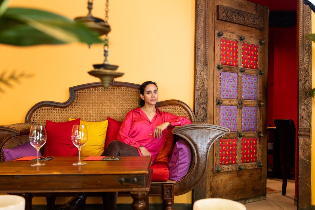 Mayura en uno de sus rincones favoritos de su restaurante.