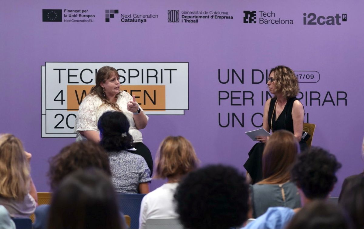 Mireia Colina (Indra) con Àngels Chacon en el Tech Spirit 4 Women. 