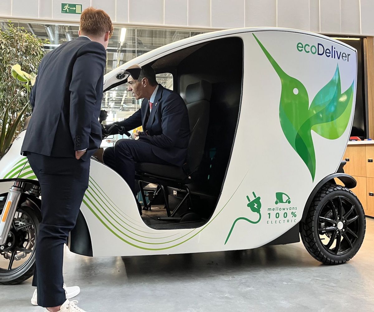 Pedro Sánchez probando la flota de ecoDeliver en el DFactory