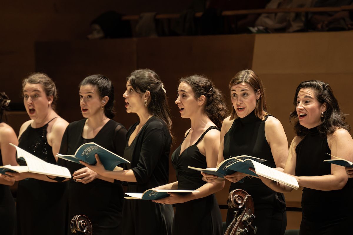 Sección femenina del Cor Nacional de Catalunya. © May Zircus