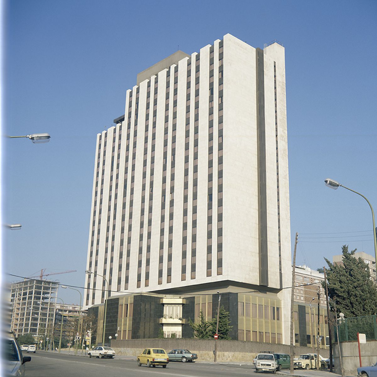 La Avinguda Joan XXIII en los años 80, con el Sofia como uno de los grandes edificios de la Diagonal de entonces. 