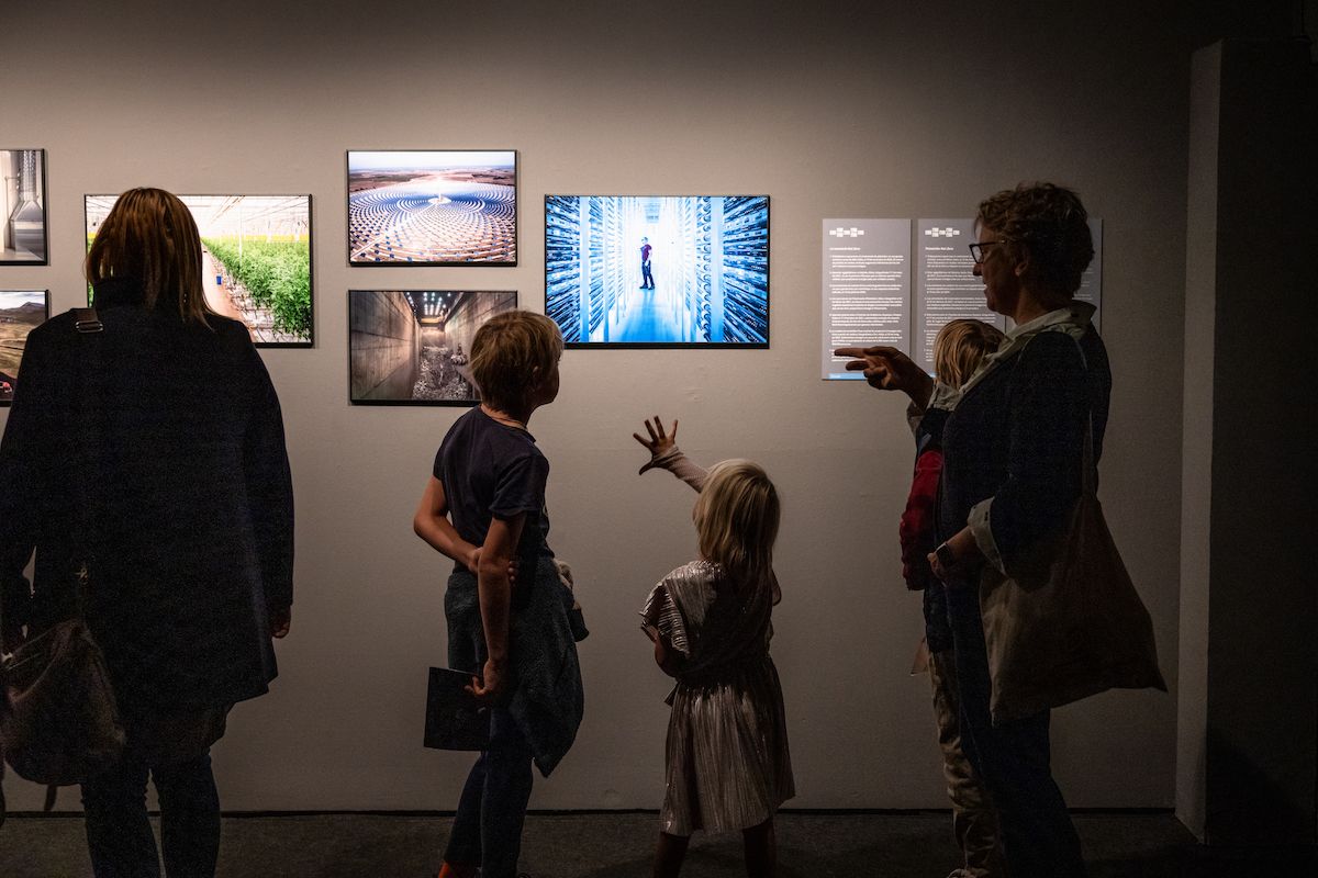 Visitants a l'exposició World Press Photo