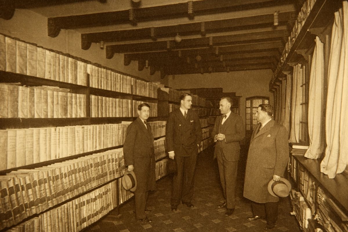 Josep Tarradellas, conseller de Governació de la Generalitat de Catalunya, acompanyat d’Agustí Duran i Sanpere i Santiago Marco, encarregat de la decoració de l’Arxiu Històric. © Josep Domínguez