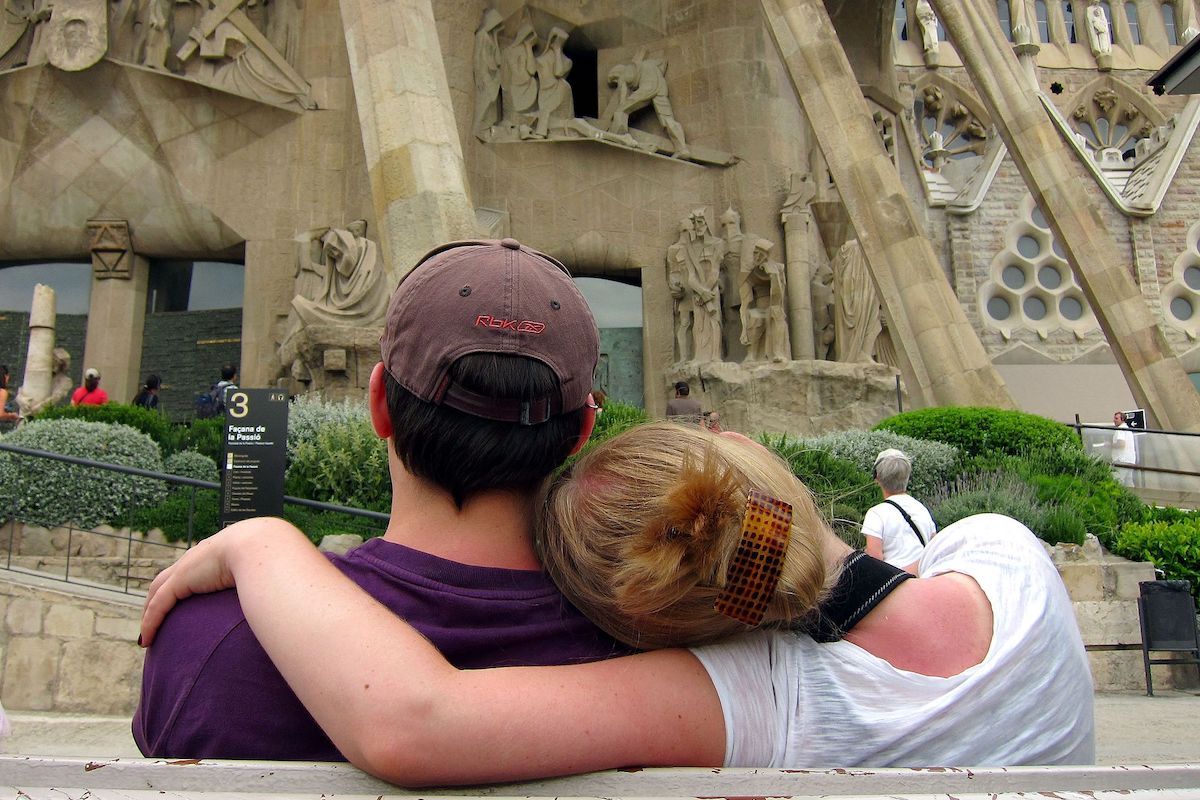 Joves a la façana de la Sagrada Família. 