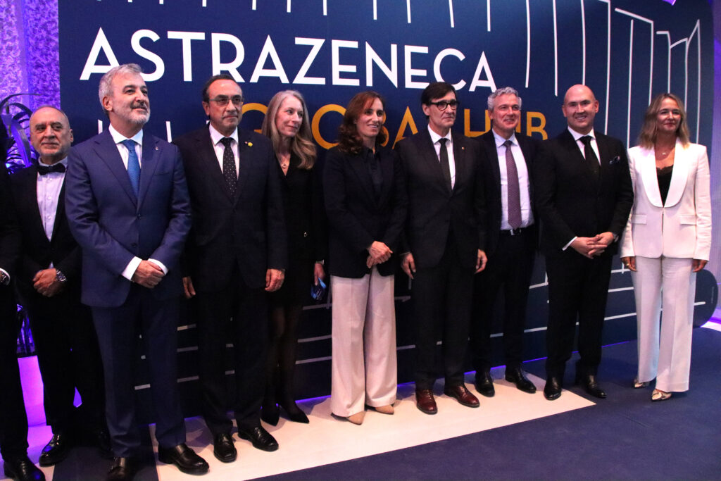 Les autoritats amb el president d’AstraZeneca Rick R. Suárez a la nova seu de la companyia a l'edifici Estel © ACN