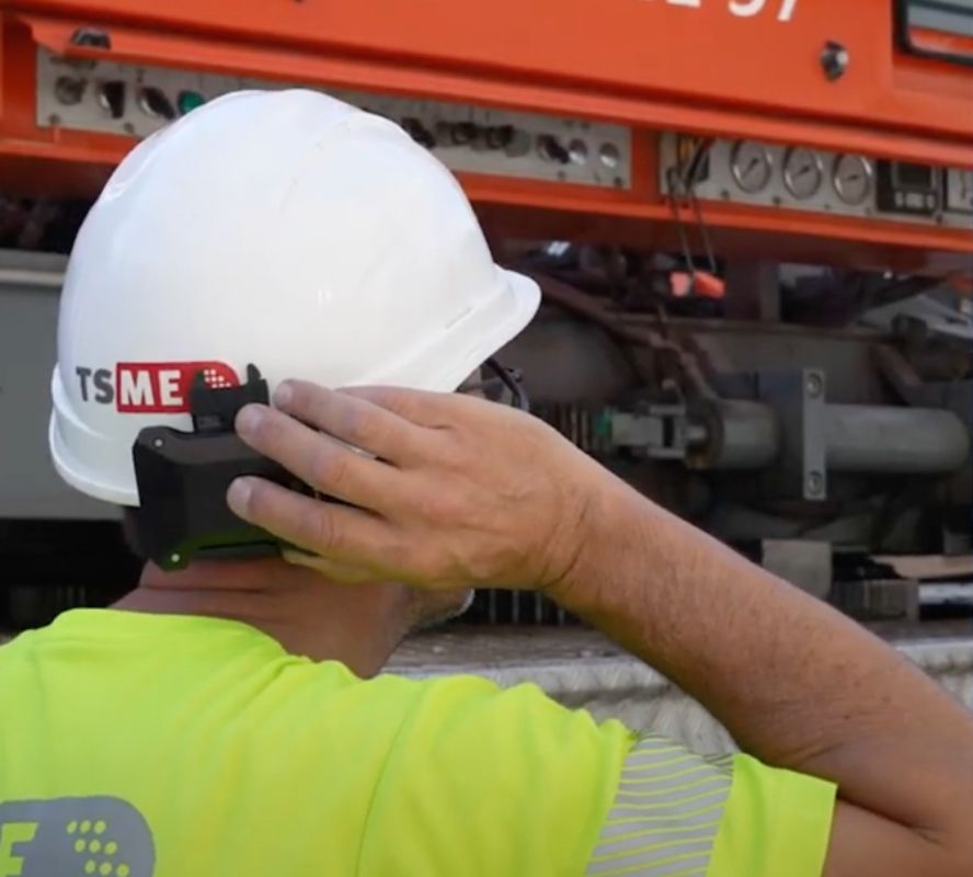 Un trabajador con un casco con el dispositivo de Siverus. 