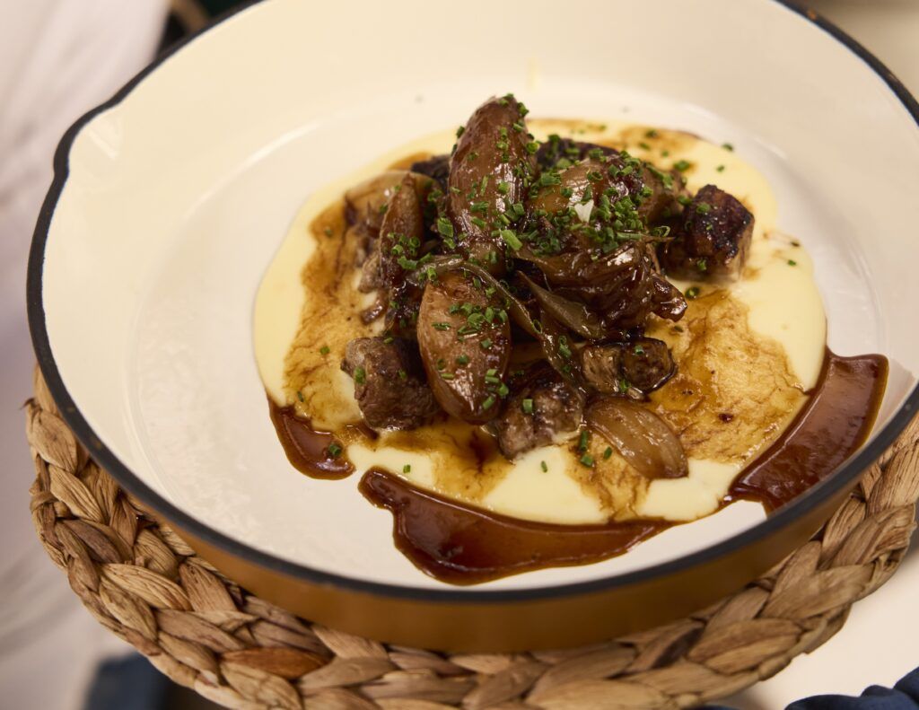 Dados de solomillo con parmetier y chalotas.