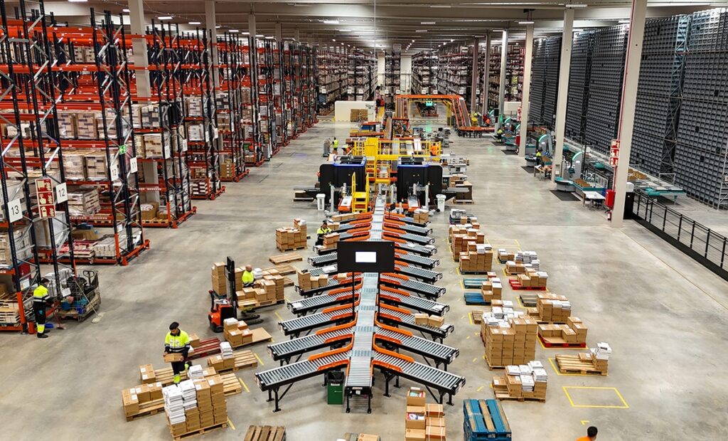 Interior del centre logístic de Penguin Random House a Cerdanyola del Vallès