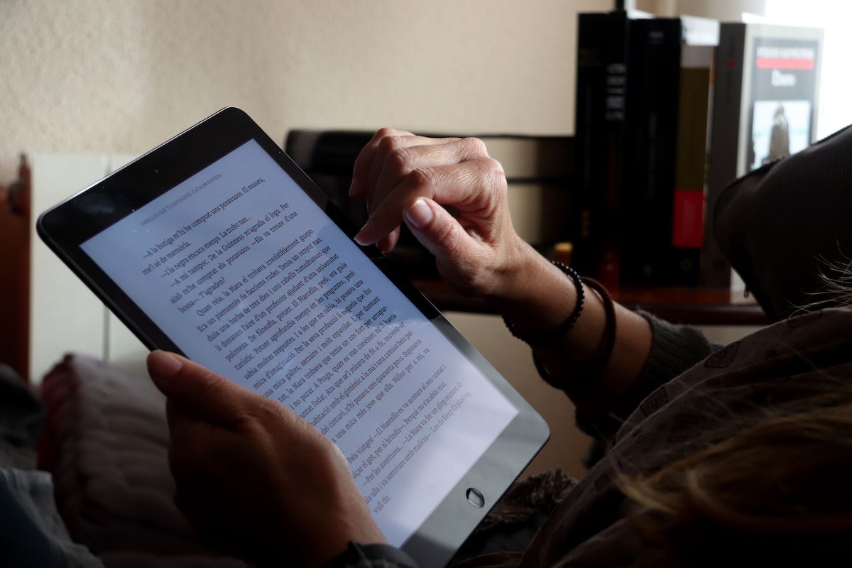 Primer pla d'una persona llegint un e-book. Imatge del 19 de març de 2020. (Horitzontal)