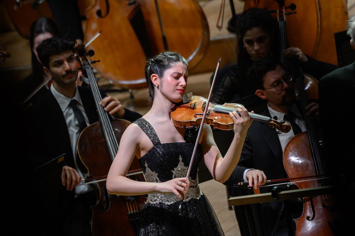 La violonista María Dueñas en el Palau. © Antoni Bofill
