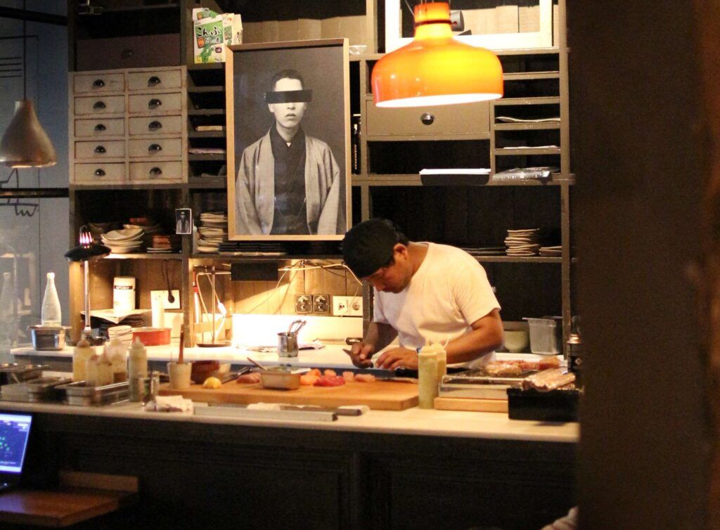 Barra de sushi en Tapas Lobito.