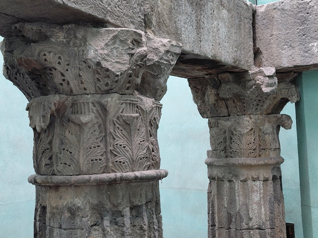 Los capiteles de las columnas del que fue el templo de Augusto. 