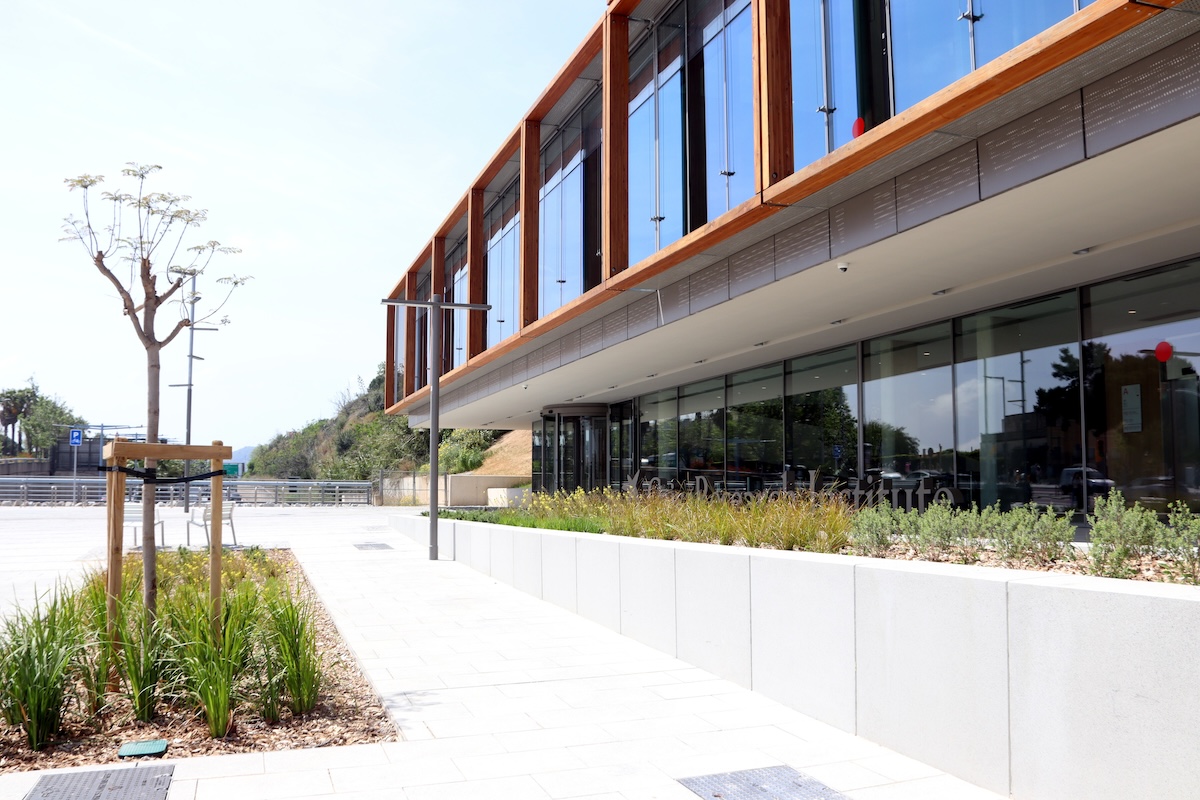 Exterior del CaixaResearch, en los nuevos jardines © Laura Fíguls / ACN 