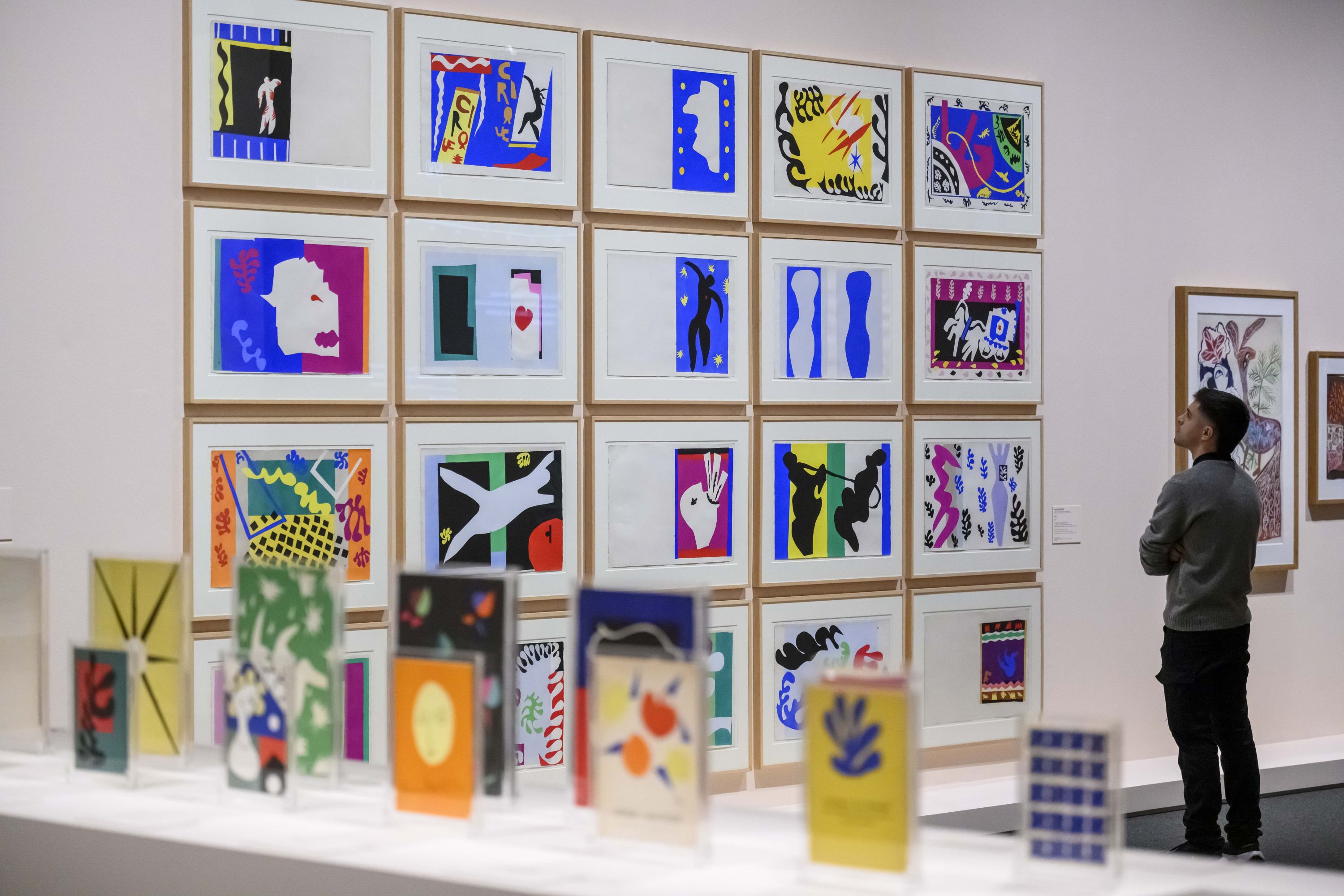 Pasear por las salas de esta muestra es ir encontrándose con nombres que solemos visionar en libros de arte. ©Fundación "la Caixa"