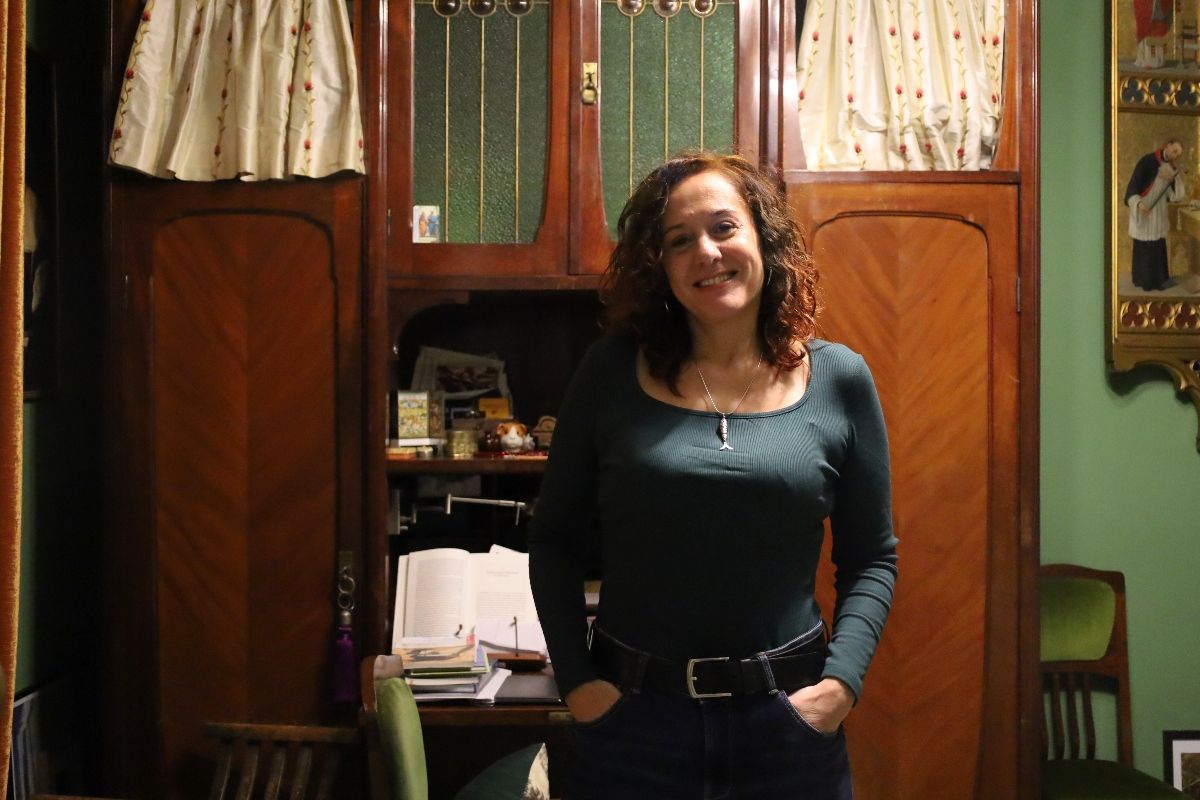 L'Astrid Roig al seu pis, davant del que va ser de la família Puig.