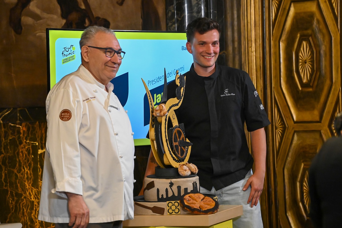 Jaume Bertran, del Gremi de Flequers de Barcelona, i Enric Badia, presentant el Pa del Tour.